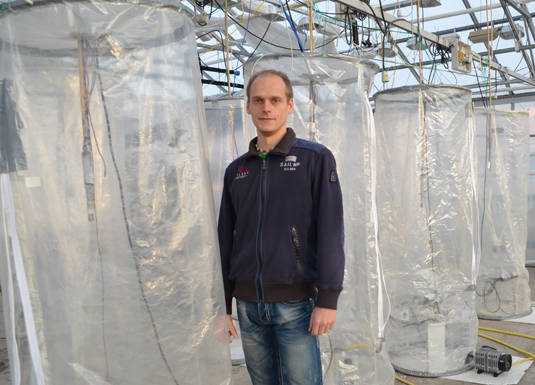 Dyrkingskammer for tomatplanter hvor man kan styre CO2 tilførselen og måle fotosyntesen ved ulike temperaturer. Dette utstyret er utviklet av forskningsgruppen. Foto Even Bratberg