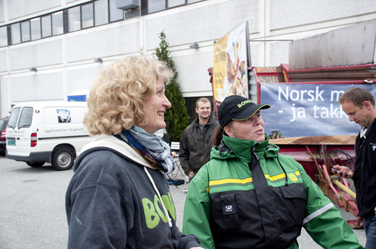 Kristin Ianssen, nestleiar i Norges Bondelag, og Lisa Medhus Breiland, styremedlem i Rogaland Bondelag, er her på plass på Forus. Der var det blokade utanfor eggpakkeriet Johnas H. Meling.