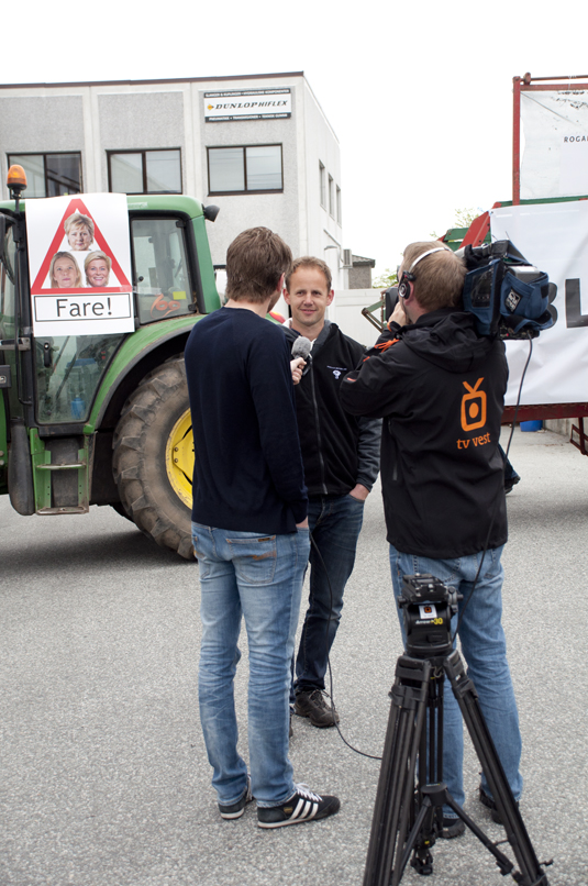Arnstein Røyneberg, som er varamedlem i Norges Bondelag, vert intervjua av TV-Vest.