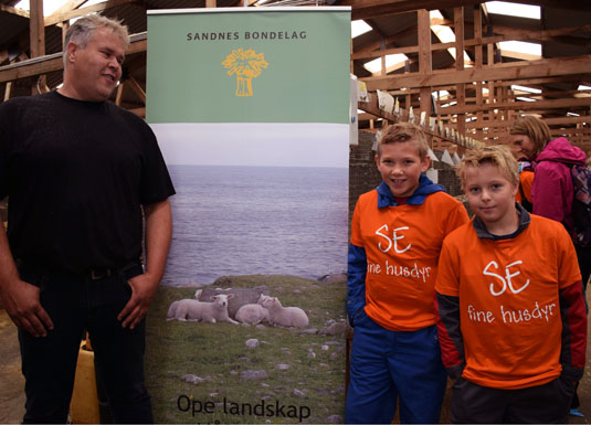 Lovde Haaland (t.v.) opna dørene til arbeidsplassen sin. Teodor Øvrebø (11) og Endre Øvrebø (13) er gode hjelparar i minkhuset.