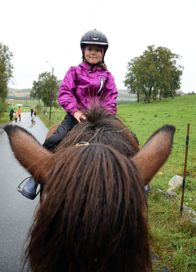 Isa Aamundsen (7) fekk seg ein tur på islandshesten Vidir. Ho merka at det vugga godt då hesten rikka så mykje på rumpa.