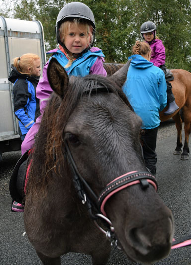 Hjå 4H var det og mogleg å få seg ein tur på både liten og litt større hest. Her er Freya Norman (4) på shetlandsponnien Cash.