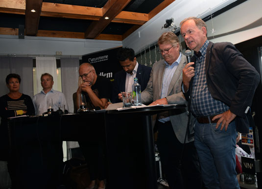Arne Bardalen (t.h.), direktør hjå Skog og landskap, opna debatten. Hans Fredrik Grøvan (KrF), Abid Raja (V), Morten Ørsdal Johansen (FrP), Marit Arnstad (Sp), Knut Storberget (Ap) og Ingunn Foss (H) deltok i debatten. 