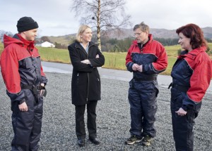 Familien Edland tok i mot landbruksministeren med glede. (F.v.) Steinar Edland, Sylvi Listhaug, Olav Edland og Lillian Edland.