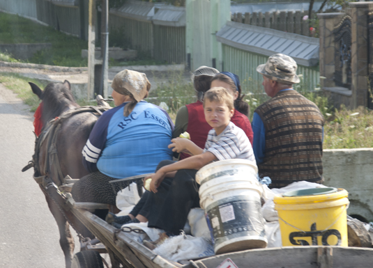 På landsbygda er det framleis vanleg å møte hestetransport langs vegane. Her ser vi ein familie på veg ut for å hauste årets potetavling.