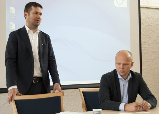 Geir Pollestad (SP), leiar i Næringskomiteen, og SP-leiar, Trygve Slagsvold Vedum, møtte svineprodusentane på Jæren under et møte på Bryne, 4. september.