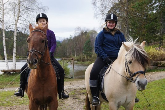 Kjekt på hesteryggen! Riding er ein av mange aktivitetar ein kan oppleve på ein 4H-gard. (foto 4H Sogn og Fjordane)