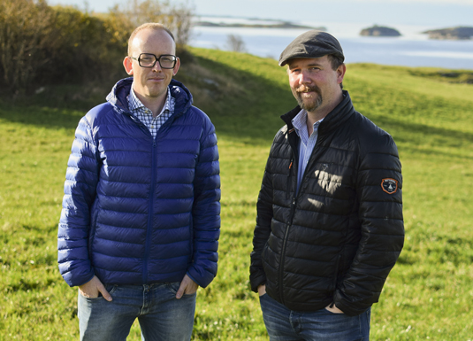 Leif Arild Steen (t.h.) og Oddvar Vignes er kameratar og kollegaer. Saman løfter dei fram landbruket og kommunikasjonen på landsbygda i form av både bok og føredrag.