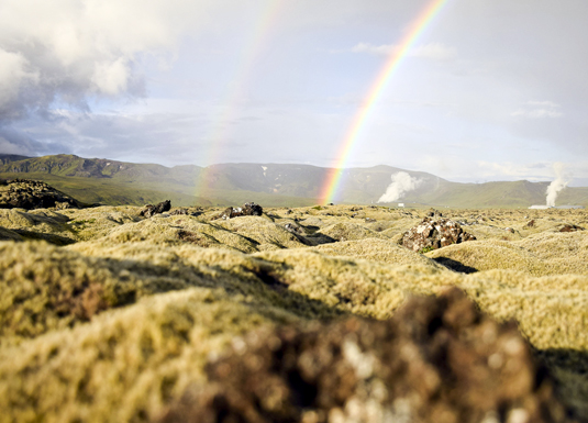 Dette flotte fjellområdet ligg mellom Reykjavik og Hveragerði. Island er kjent for sin spektakulære natur og gjestfrie folk. (Foto: Jofrid Åsland)