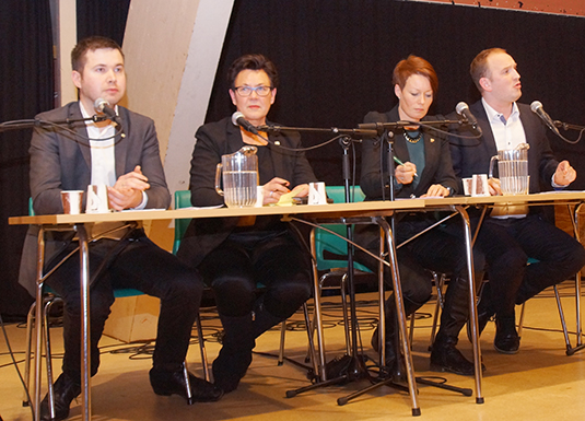 Tollvern stod på dagsorden på stormøtet på Varhaug på Jæren. F.v. Geir Pollestad, SP, Ingunn Foss, H, Line Henriette Hjemdal, KrF og Jon Georg Dale, FrP 