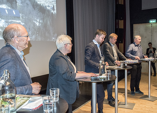 Arrangørande hadde samla eit bredt samansett panel, beståande av: F.v. Reidar Almås, professor emeritus ved Norsk senter for bygdeforskning, Gerd Helene Bø, ordførar i Suldal (Sp), Geir Pollestad, Stortingsrepresentant og leiar av Næringskomiteen (Sp), Terje Halleland, Statssekretær i landbruks- og matdepartementet (FrP) og Ola Andreas Byrkjedal, Fylkesleiar i Rogaland Bondelag.