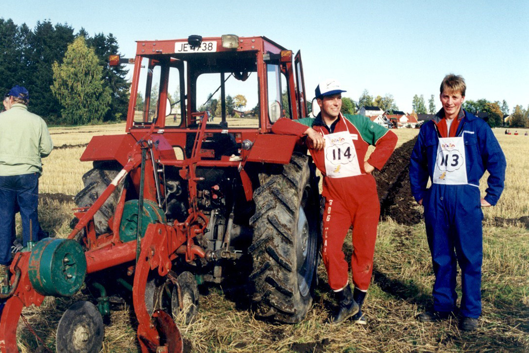 Ungdommar poserer ved traktor. Bilete frå 1990