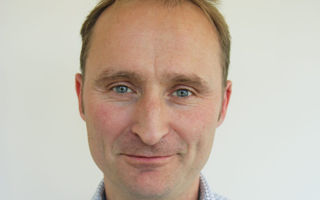 Direktør med beina på jorda