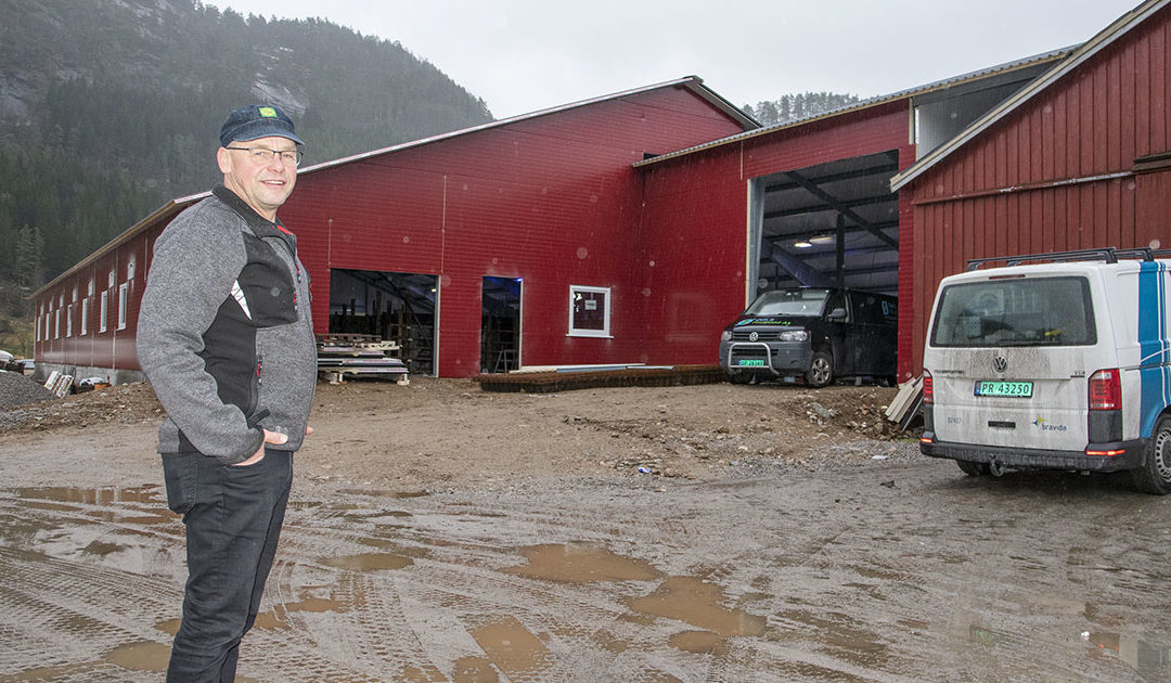 Gler seg over nytt fjøs