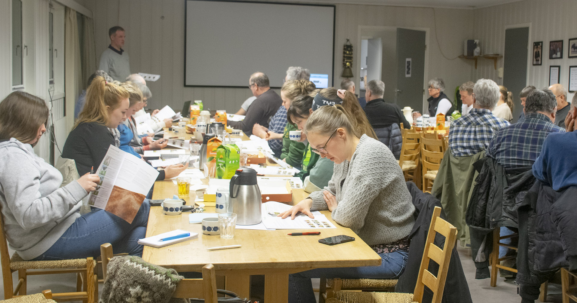 Studiering: Eit avlsmøte på Genolofet ville aldri blitt det same utan eigne notat i oksekatalogen.