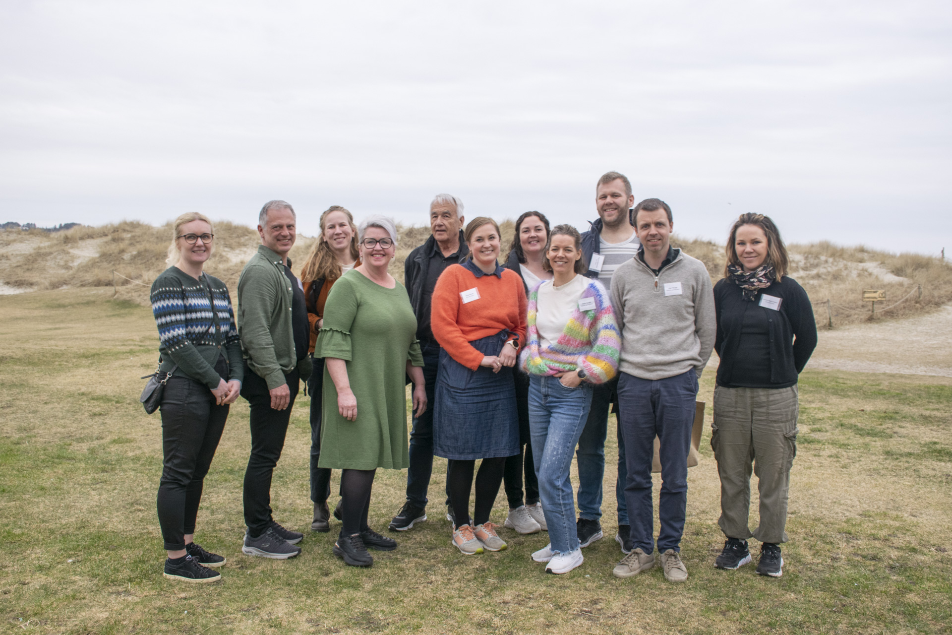 Gode møter: Hans Voll, ein pioner i gardsytinga, dukka uventa opp på Strandhotellet og fekk helse på gamle og nye kjende. F.v. Sonja Herigstad Skårland, Jerseymeieriet, Jon Lea, Ystepikene, Lise Brunborg, Stavanger Ysteri, Siri Rasmussen Lea, Ystepikene, Hans Voll, Hilde Sande, Nornes Gård, Hanna Voll Kjøllesdal, Voll Ysteri, Hilde Hauge, Ryfylke Gardsysteri, Ingvar Kjøllesdal, Voll Ysteri, Joar Hauge, Ryfylke Gardsysteri og Annelin Rygg Ersland, Grendamyrå.