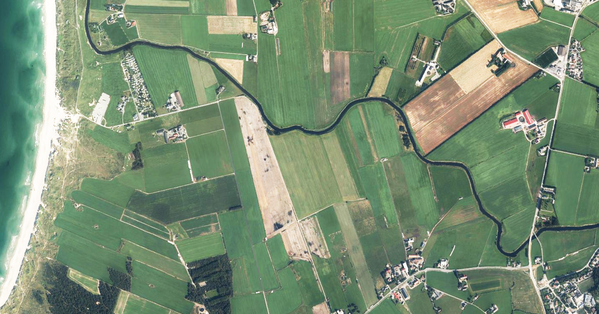 Trøbbel rundt tunet: Rammene for jærbonden til å produsere mat på disponible arealer må bli mer forut­sigbare, skriver Bondelaga i Klepp. Å tvinge aktive bønder til å kjøpe gamle driftsbygg ved fradelingssaker, er ikke måten å oppnå det på, mener de. Illustrasjonsfoto: Del av Klepp kommune. 1881.no