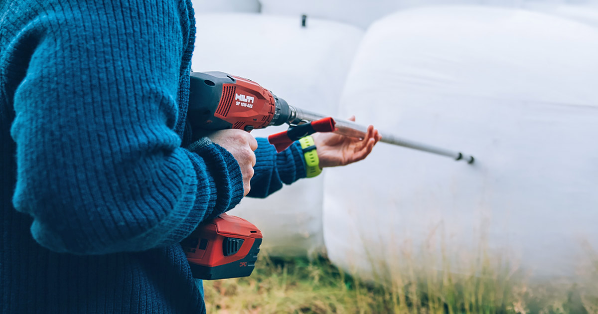 Årleg «happening»! Ja, det kunne iallfall fôrpøvetaking gjerne vera for fleire. Slike prøvar gir deg ein god peikepinn på korleis det går i grovfôrproduksjonen din, og i kva grad du har lukkast med proteinnivået, tørkinga og gjæringa. Foto: Torstein Kiserud.