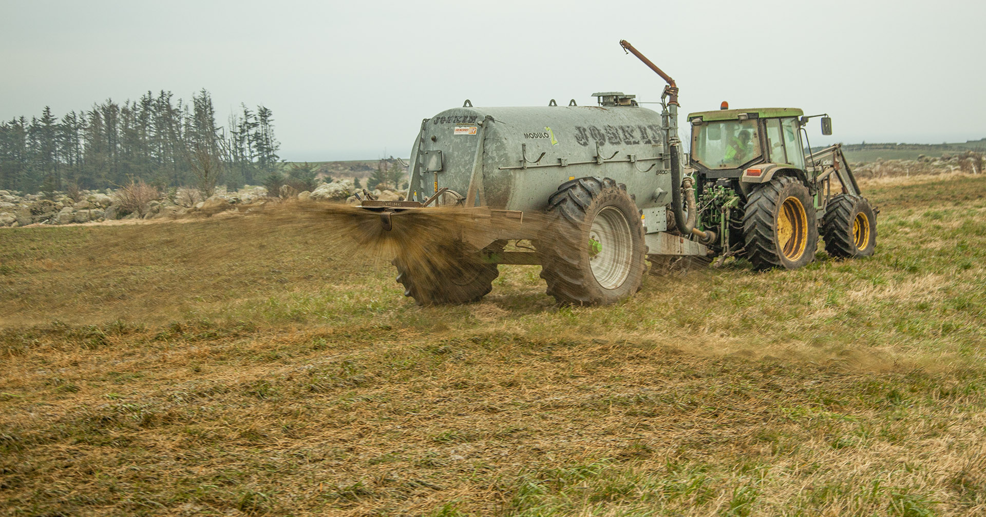 Etter behov: Nye gjødselreglar stiller ikkje eigne krav til spreieutstyr, men oppmodar til bruk av metodar som minimaliserer tap av næringsstoff. Foto: Thea Hjertuslot