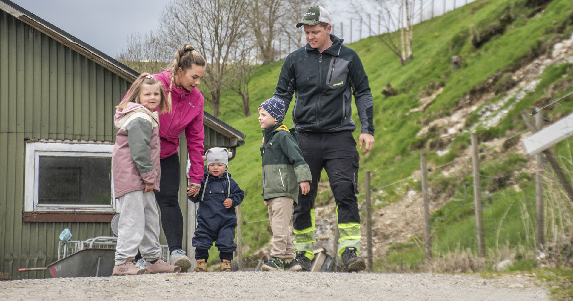 Livskvalitet: Camilla og Martin har ikkje latt seg rive med av freistande tilbod om ny teknologi og høge investeringar. – No rekker me over alt og har ein fin kvardag, seier Camilla. F.v.: Ella (6), Camilla, Jacob (1), Isac (4) og Martin.