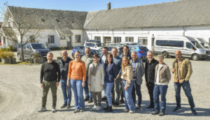 Making Øksnevad great again: Ressursgruppa. Mannfol ka f.v. Kjell Ramsdal (prosjektkonsulent), Ståle Undheim (Nibio Særheim), Tor Åge Risnes (rektor), Tollef Øksnevad (Norsk Bonde- og Småbrukarlag) Reinert Idsø (Rogaland Bondelag), Kyrre Hannestad (Råd giver landbruk, Klepp kommune), Eiliv Fougner Janssen (opplæringssjef i fylkeskommunen), Gunnar Crawford (Agritech), Gisle Tungland (NLR). Kvinnene f.h., Eli Munkeby Serigstad (statsforvaltaren), Maria Dynge land (Jæren Young Cowboys) , Linda Renate Johnsen (prosjektleiar, Øksnevad), Helga Hellesø (Rogaland Landbrukspark), Vilde Bilstad (FKRA).