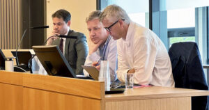 Saksøkte: Advokat Henrik Lande t.v. representerer dei saksøkte grunneigarane, som i sin tur er representert i rettssalen ved Betuel Frøyland (midten) og Bjørn Lende.