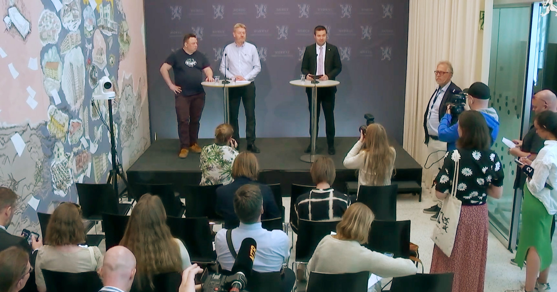 Innan fristen: Felles forståing av alvoret i norsk jordbruk og semje om retninga framover prega dagens framlegging av årets jordbruksavtale. F.h. Landbruks- og matminister Geir Pollestad, bondelagsleiar Bjørn Gimming og småbrukarlagsleiar Tor Jacob Solberg<br />
Foto: Skjermdump frå pressekonferansen/LMD.no<br />
