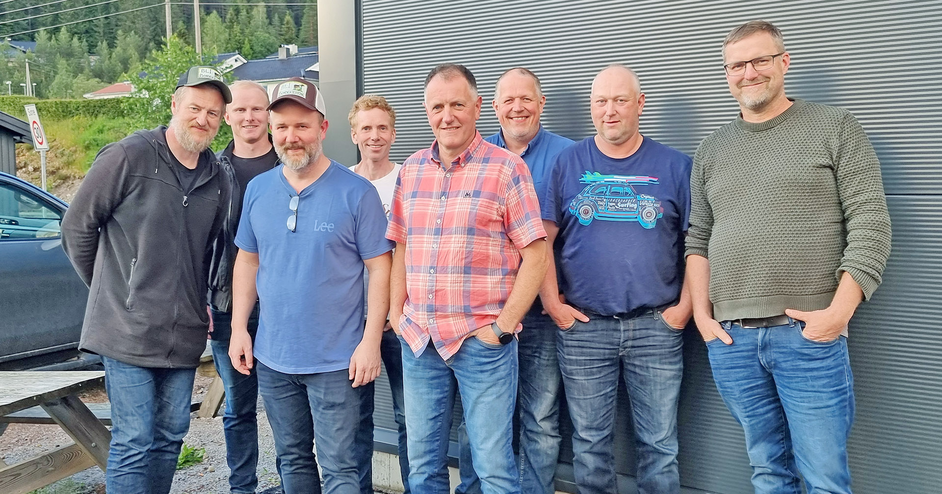 Oppdrift i Eiken: Framme f.v.: Musikar Eric Slim Zahl, artist Leif Arild Steen, Thorvald Handeland. Bak f.v.: Tore Forgard, Børge Helliesen, , Odd Arild Eikeland, Helge Verdal og Ivar Eikeland. Foto: Privat