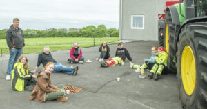 Praktisk læring: Ingenting er betre enn utandørs klasserom og å få undervisning direkte frå fagfolka på Særheim. F.v.: Fride Lima, Sofie Johannesen, Markus Tengs Vårdal, Ingrid Aurora Gjerde Rosseland, lærar Torill Østraat, Sigmund Garnes og Roger Nenseth (utstillarar) Cassandra Riskjell, Ronja Helene Breitenfeld.