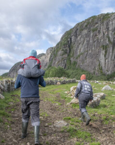 Markatur II: Beitestell er viktig på Hegelstad. Husdyrgjødsla som blir tilført om våren er blanda med både Biokalk og litt hønelort. Nitrogengjødsling i tillegg cirka kvar fjerde veke gjennom sommaren. Blakkfjellet i bakgrunnen.