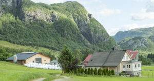 Postkort: Nina og Torbjørn kjøpte garden på Hegelstad i 2020 etter å ha pakta i fem år. Det nye sauehuset vart teke i bruk i mars i år. Enga til venstre er fleireårig raigras. Attlegget til høgre er sådd i med engfrø med ti prosent raigras. Driftsbygningen skimtast bak våningshuset.