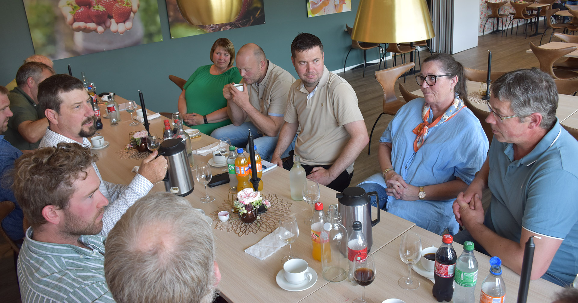 Alt på bordet: Det gjekk i alt frå gjødselreglar til dyrevelferd og konsesjonsreglar då landbruks- og matminister Geir Pollestad inviterte bondelagsleiarar og nokre partifellar i Rogaland til lunsj på Kafe Jærbuen på Nærbø fredag. Ministeren varslar ein hektisk haust der fleire større saker skal landast. F.h. Håkon Varhaug, Marianne Auestad Erga, Geir Pollestad, Ståle Hustoft, Bente-Gro Milwertz Slettebø, Tarald Magne Oma, Tor Gudmestad, Birger Hetland, Erik Mikal Tjåland og (berre bakhovudet) Frank Tunheim. Også tilstades, men ikkje synlege på bilete: Paul Aniksdal, Svein Høyland, Jon Tore Refve.