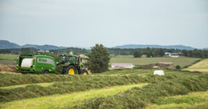 Vinterfôr: Pressing av gras under gode tilhøve på Jæren 29. juli. Foto: Liv Kristin Sola