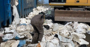 Store volum: Når Vigre 4H har innsamling av landbruksplast, tek dei imot rundt 80 lass på to timar. Då er det viktig at hengaren er rein og plasten er sortert, sånn at arbeidet går effektivt.