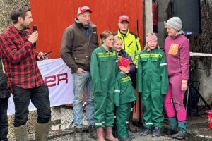 Åpningsdagen: Fjøsåpninga leia av Kristian Skjerve i Fjøssystemer. Øyvind står saman med dei tre barna sine, Tobias, Karoline og Eiril, og med systera Guro med sine barn, Eira og Aksel.