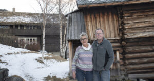 Tolvte generasjon: Lerhol er ein av dei eldste gardane i Vang, med funn av gravhaugar attende til 400 og 600 år e.Kr. Sigrun og Jon er 12. generasjon i ei ubroten rekke av Jon og Knut sidan år 1647. Foto Bondevennen.