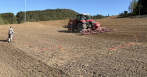 Kjør forsøk! Mai 2025. Rådgiver Svanhild Bakke sår tre ulike frøblandinger hos Ole Johan Svartbekk. Forsøksrutene skal få identisk behandling som bondens egne felt. Foto: Ragnhild Borchsenius