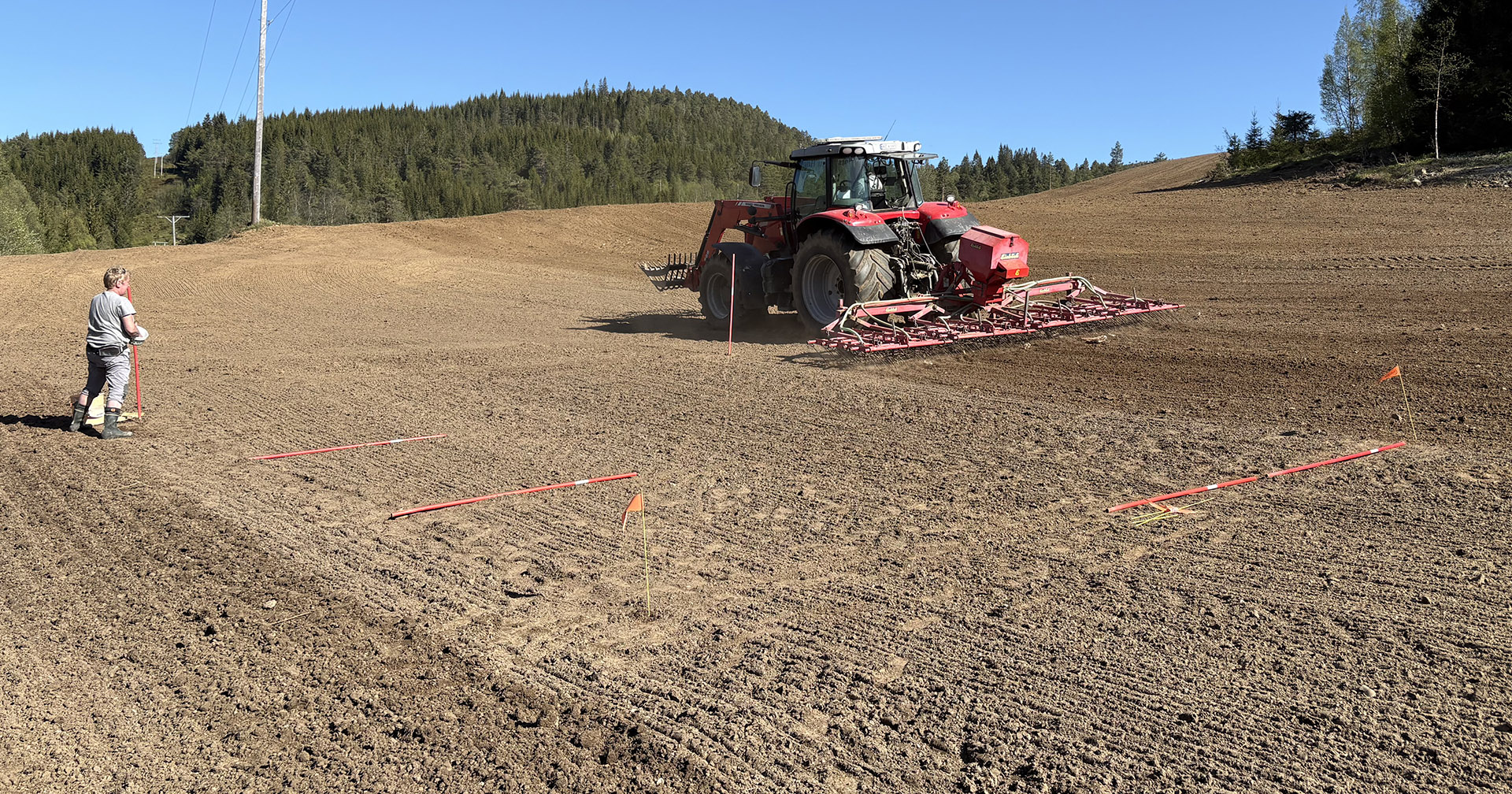Kjør forsøk! Mai 2025. Rådgiver Svanhild Bakke sår tre ulike frøblandinger hos Ole Johan Svartbekk. Forsøksrutene skal få identisk behandling som bondens egne felt. Foto: Ragnhild Borchsenius