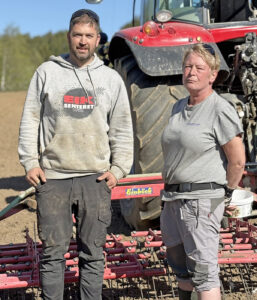 Nye måter: Rådgiver Svanhild Bakke sammen med Ole Johan Svartbekk. - Vi er i skillet mellom to og tre slåtter, samtidig som vekstsesongen er mer krevende både med tørke eller store nedbørsmengder. Det gjør det interessant å teste ut nye frøblandinger, sier Ole Johan. Foto: Ragnhild Borchsenius