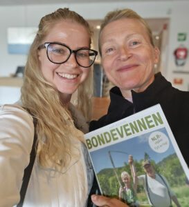 Bondevennar: Jenny Kleppe tar deg med til redaksjonen og stiller redaktøren Bothild Å. Nordsletten til veggs. På ein informativ måte, altså. Foto: Jenny Kleppe