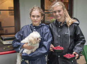 Smaken av sommar: Elisabeth (t.v.) og Amalie blir aldri lei av bringebær. Aller helst nyplukka bær med vaniljesaus. Foto: Liv Kristin Sola