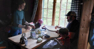 Produksjonslinja: Alle bidreg i produksjon og pakking. I kveld vart det fem kilo smør.