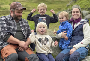 Flokken til fjells: Familien Flatekvål Nedkvitne samla: Bjørnar, Ola, Sigrid (framme) og Karoline med vesle Iver.