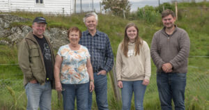 Tre generasjonar: Maria veit ho er heldig som har ein god flokk rundt seg. F.v. Steinar (far), Astrid og Magnus (besteforeldre), Maria og sambuar John Inge.