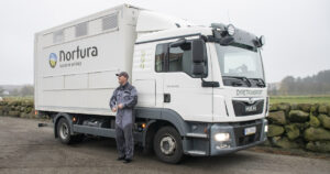 Viktig – men kostbart: Det blir ofte lange og kostbare turar for nødslaktbilen. Slik må det vere, men no skal kostnaden i større grad bli belasta dei som brukar ordninga, og mindre for fellesskapet. Illustrasjonsfoto: Jane Brit Sande/Bondevennen.