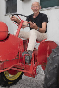 To veteranar: Harald Odland var servicemann for Felleskjøpet i pionertida midt på 70-talet. Her sit han på ein av dei to veterantraktorane han har utstilt heime på tunet på Odland i Hå.