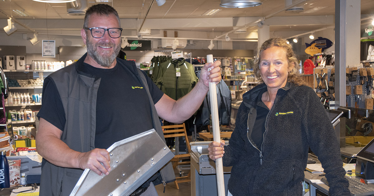 På tilbodssida: BondeKompaniet er med på 50-års markeringa på Varhaug til hausten. Butikkmedarbeidarane Gunnar Varhaug og Lenita Salte lover aktivitetar og gode tilbod.