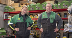 Delar og service: Verkstadkoordinator Live Skrettingland og verkstadleiar Magne Feed i delelageret på Varhaug.