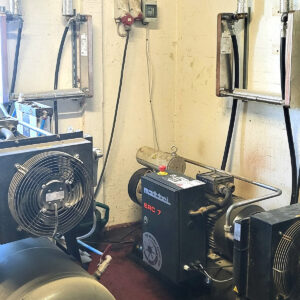 Energieffektivt: Dette anlegget, som er en varmeveksler, utvinner varmen fra oljen i kompressoren. Anlegget er bygget av Morten Klitgård, MK Teknik.