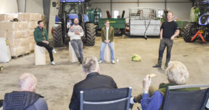 Utfordrar stortingspolitikarane: Bonde og vertskap for møtet i verkstaden, Åsbjørn Høyland, etterlyser folkevalde som torer å påpeika folk sitt overforbruk, heller enn berre å masa på bøndene og kyrne deira.